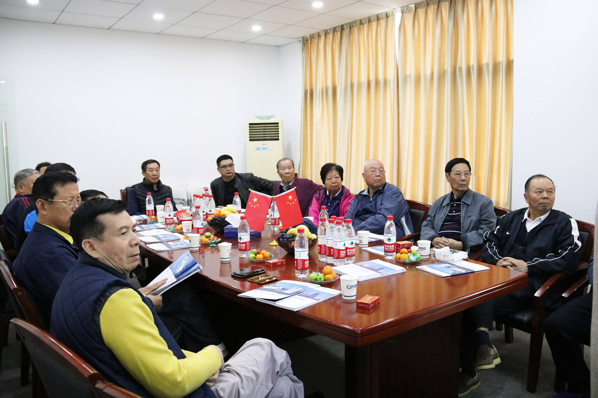 热烈欢迎原广州军区副政委张国初等老将军一行